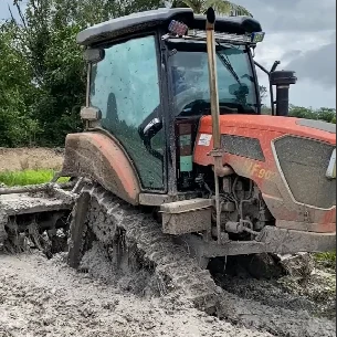 Traktor sledovaný vysokým podvozkem